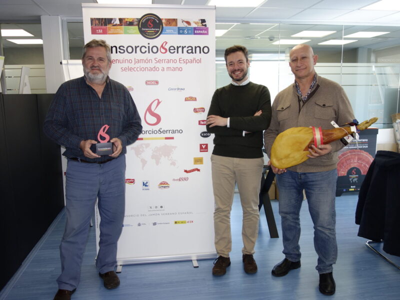 スペイン・ハモン・セラーノ協会のマーケティング＆プロモーションマネージャーのアルバロ・ディアス・デ・リアノさん（中央）とスタッフ