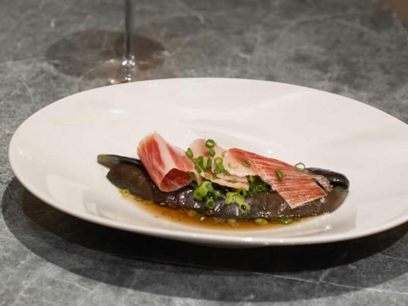 協会のアンバサダーで《フェルミンチョ》オーナーシェフ・作元慎哉さんによる、ハモン・セラーノを使用したメニュー提案。写真は〈焼きナスの煮浸し ハモンセラーノ添え〉